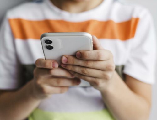 Riesgos del uso del móvil en menores: herramientas de control parental en redes sociales y móviles